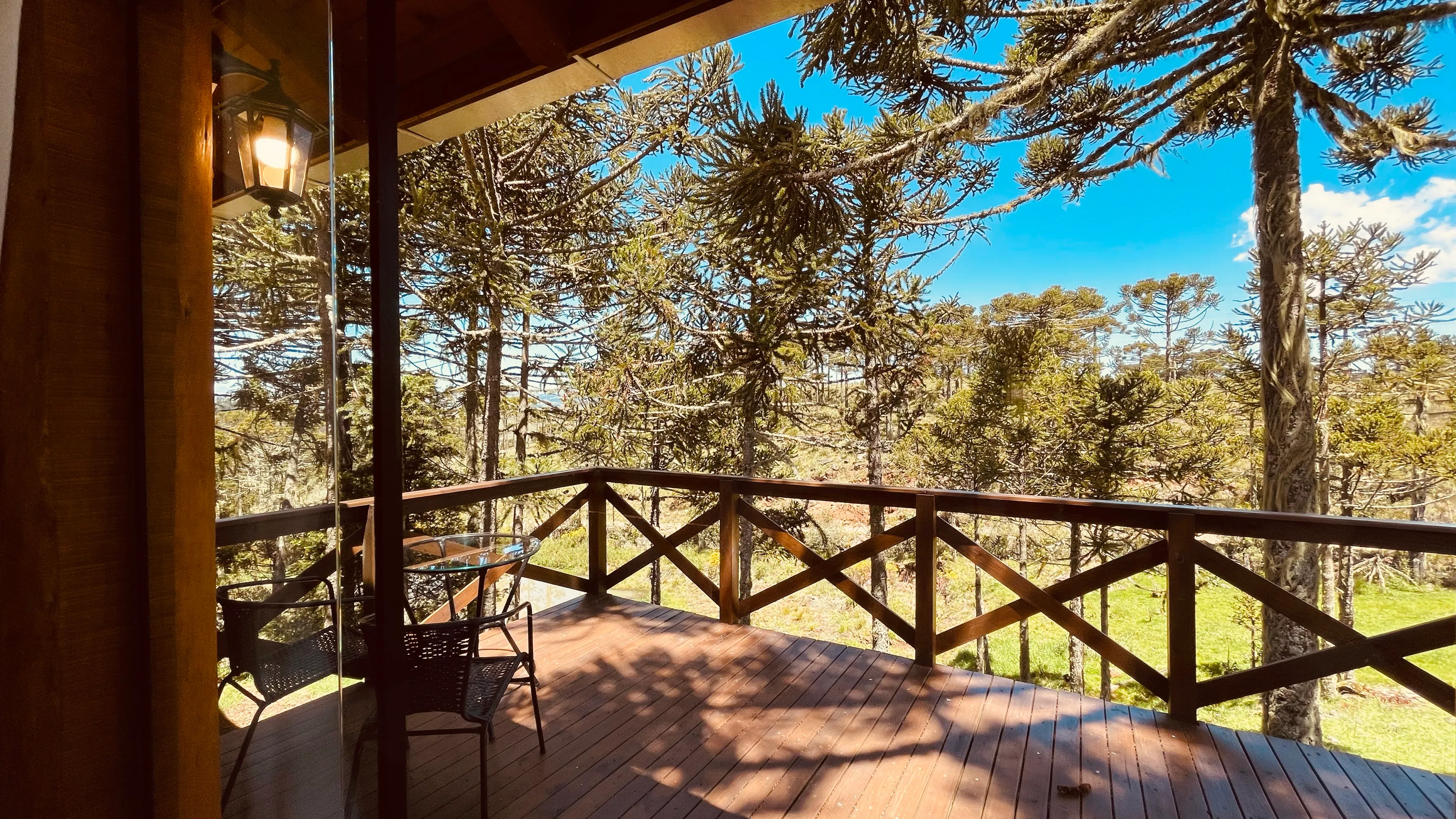 Deck privativo da cabana com vista para as araucárias