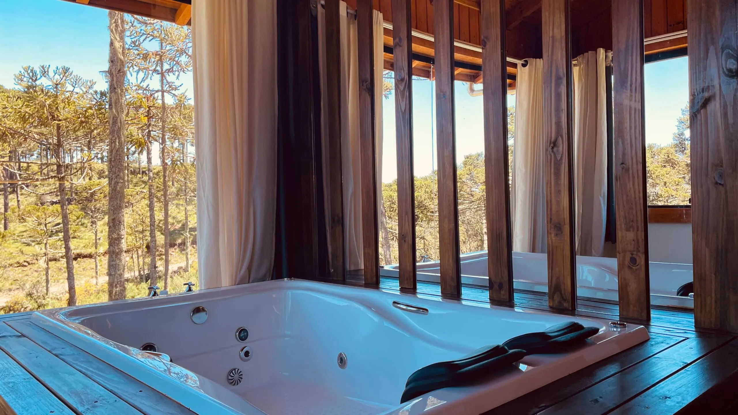 Hidromassagem da cabana com vista para as araucárias