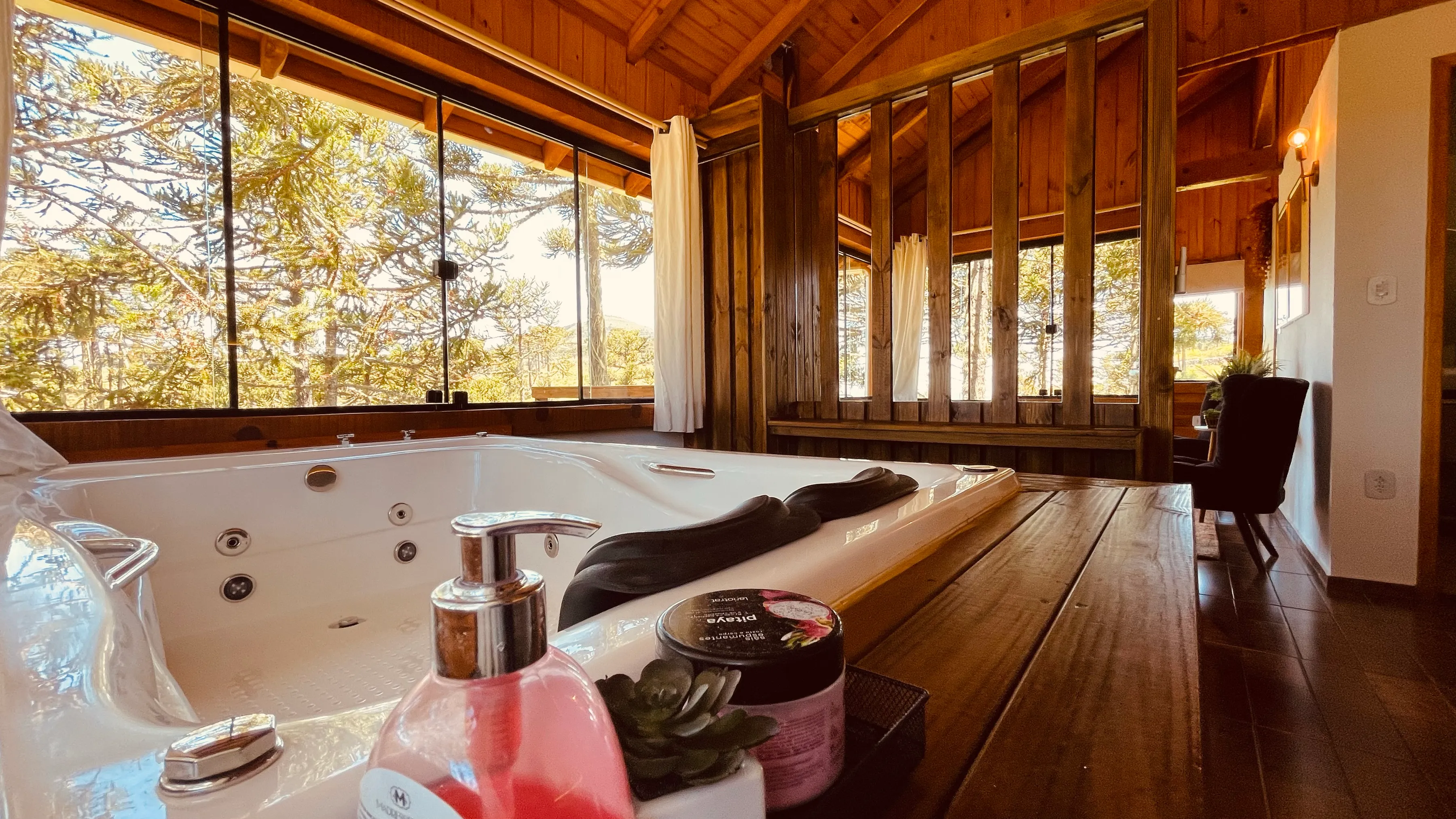 Hidromassagem da cabana em deck de madeira