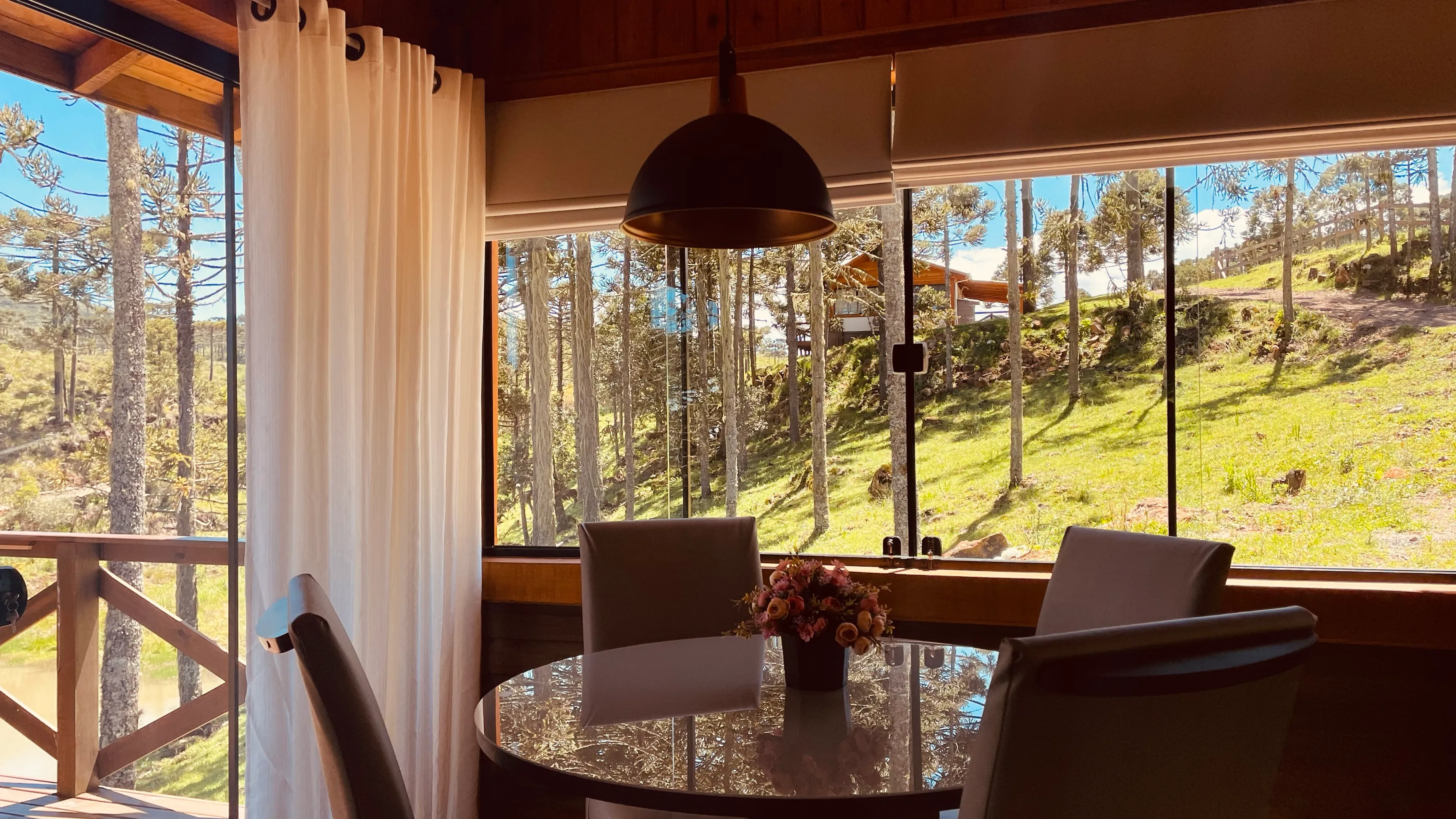 Mesa de jantar da cabana com vista para a mata