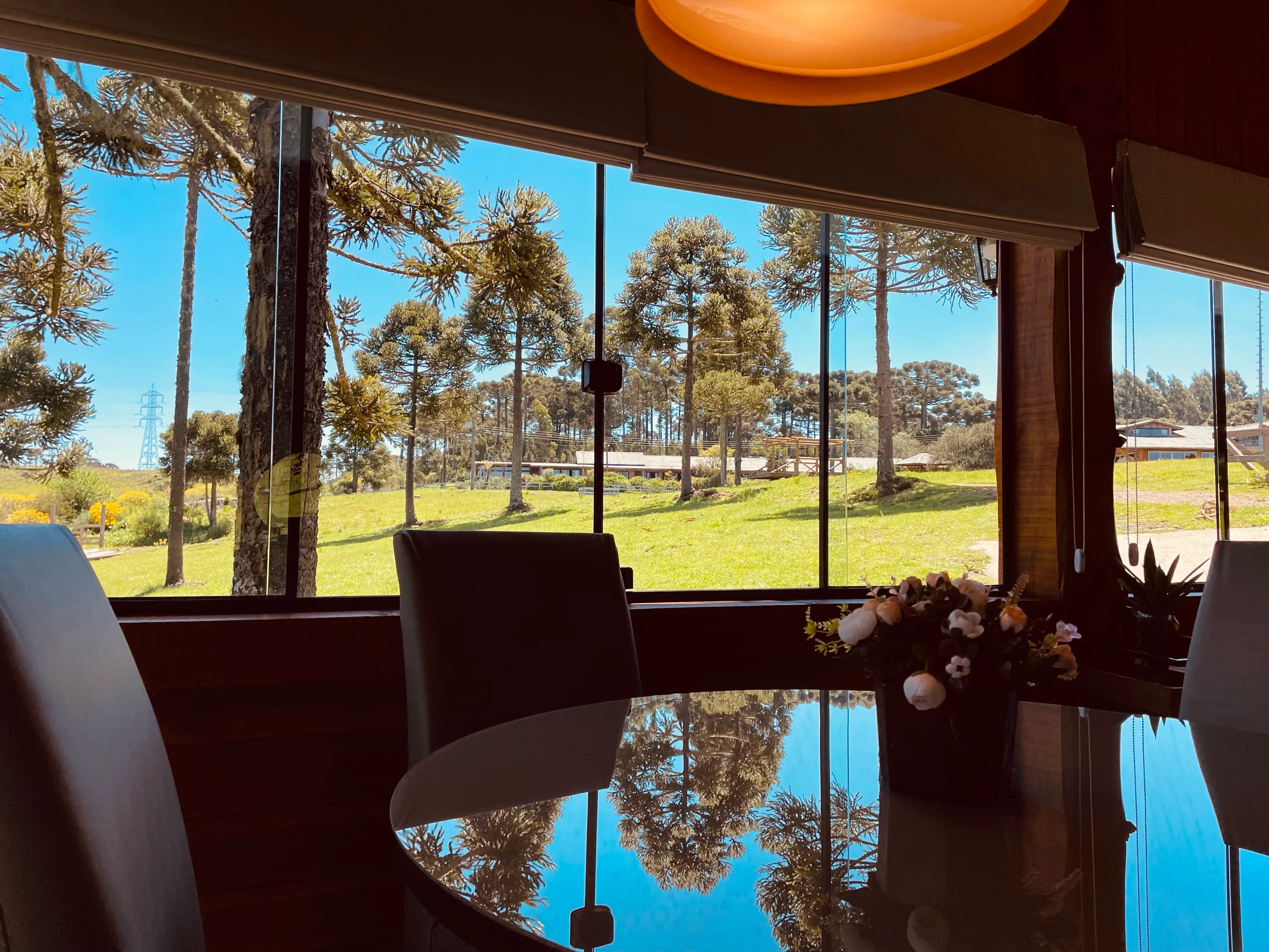 Mesa de refeições da cabana com vista para o campo