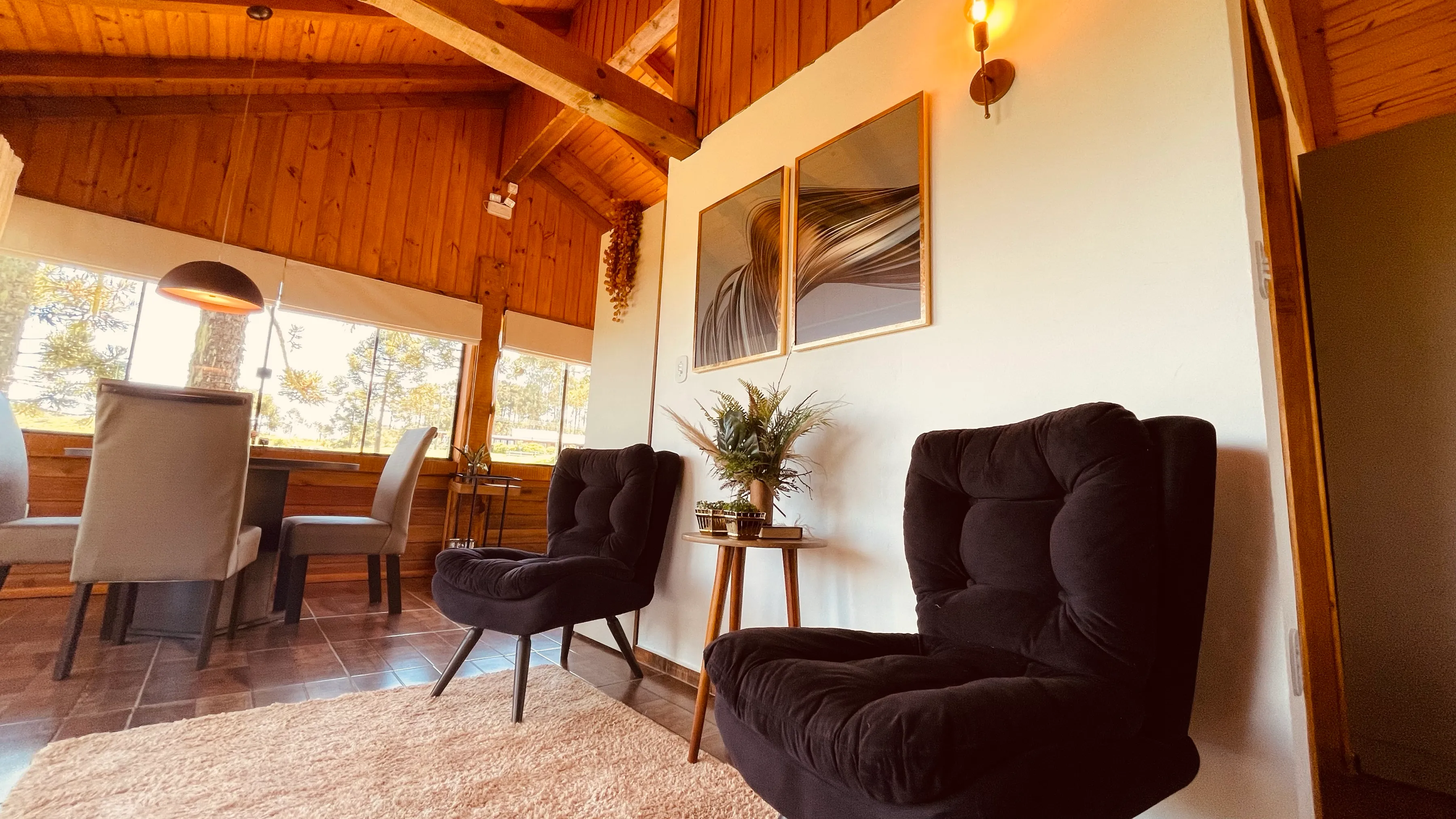 Sala de estar da cabana com poltronas escuras