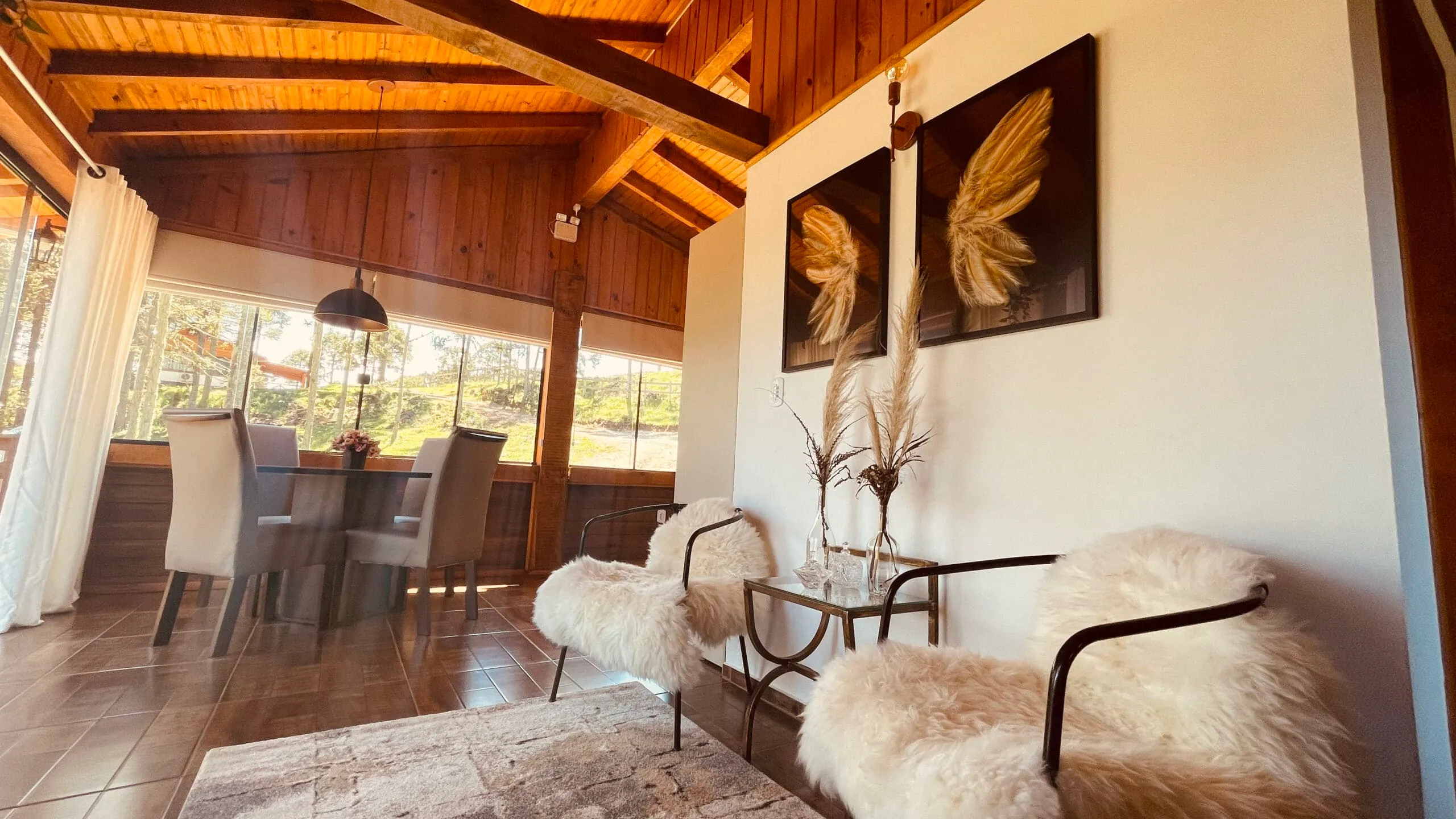 Sala de estar da cabana com poltronas e pelegos
