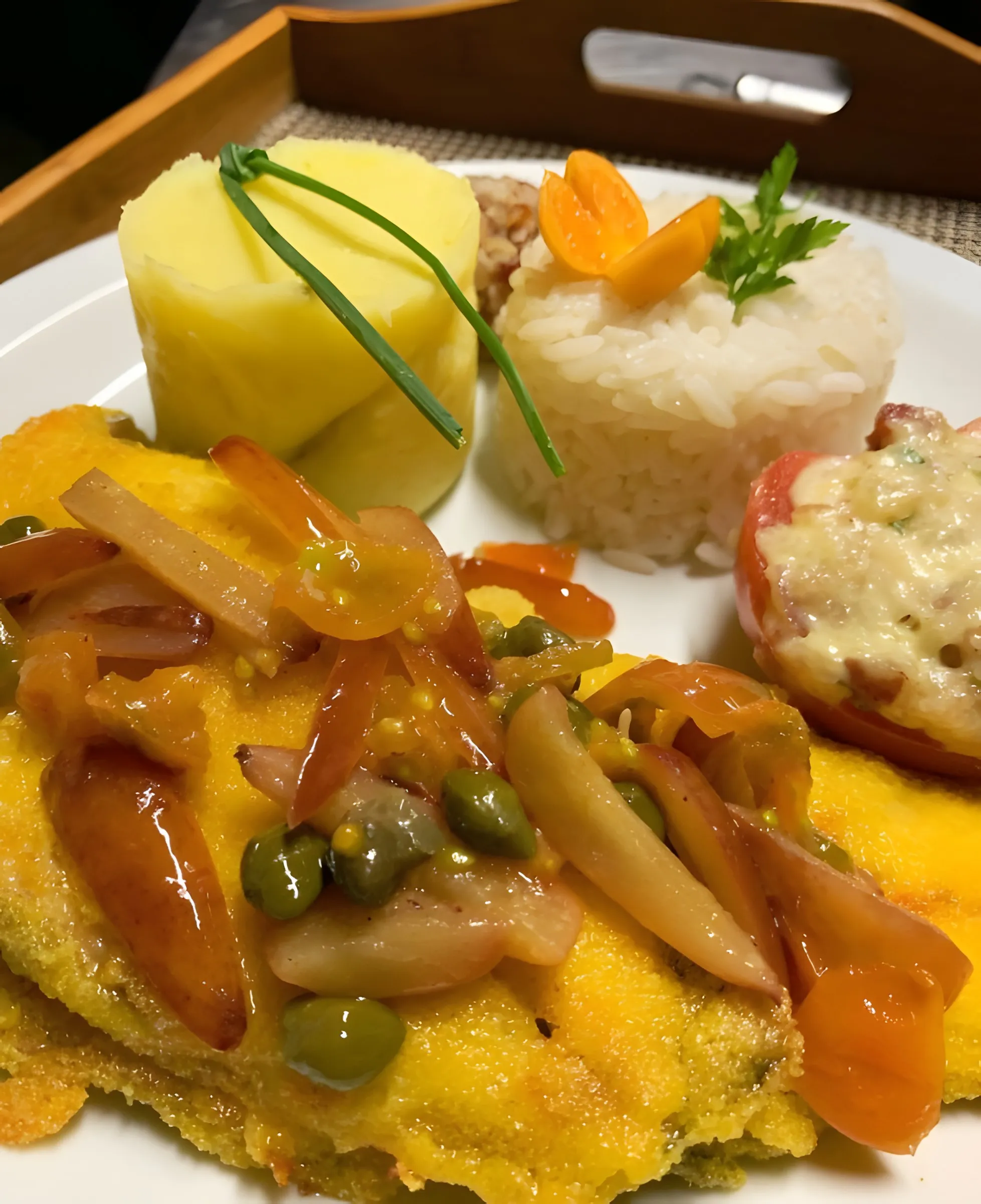 Prato caseiro do jantar com molho e acompanhamentos