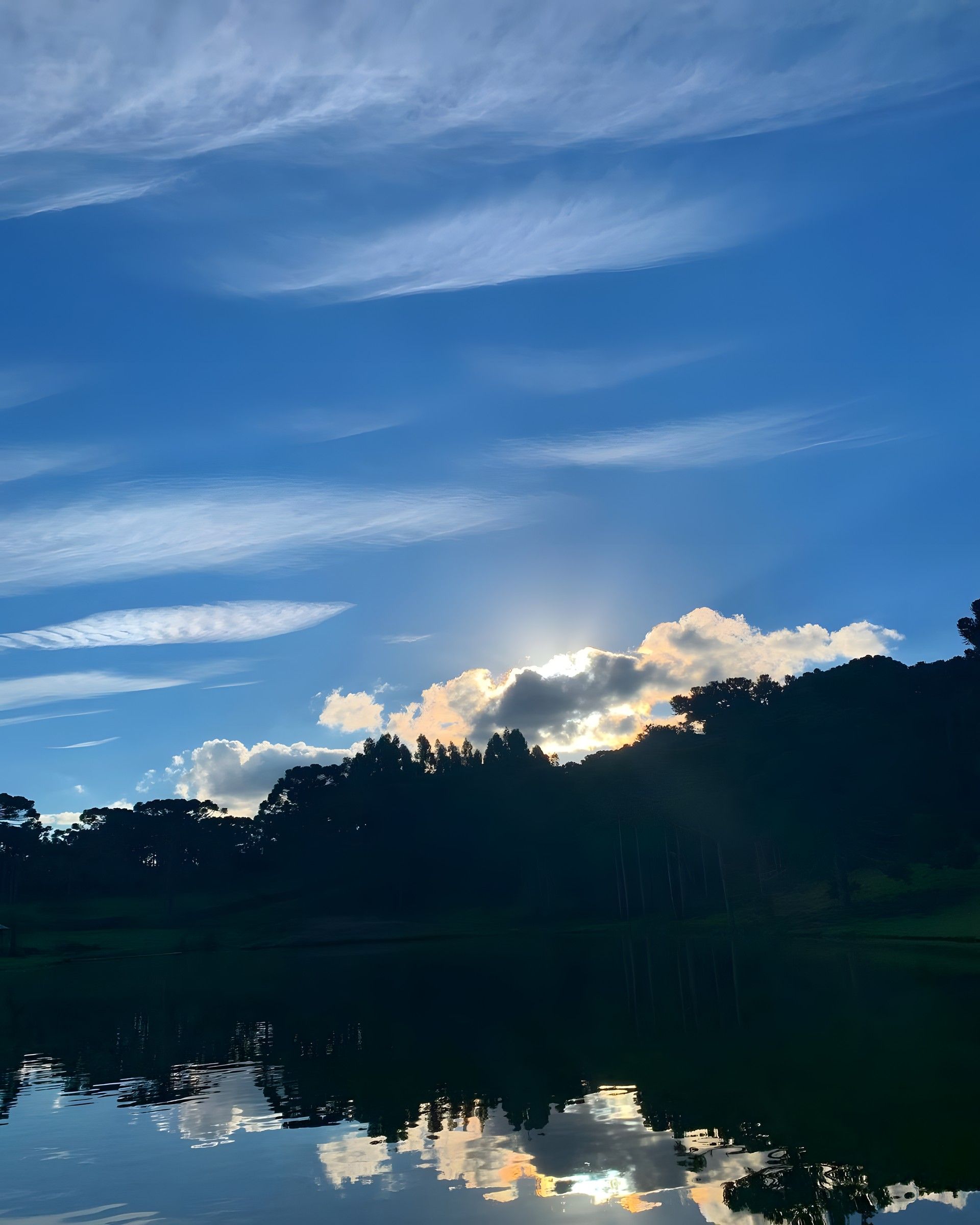 Entardecer refletido no lago da fazenda