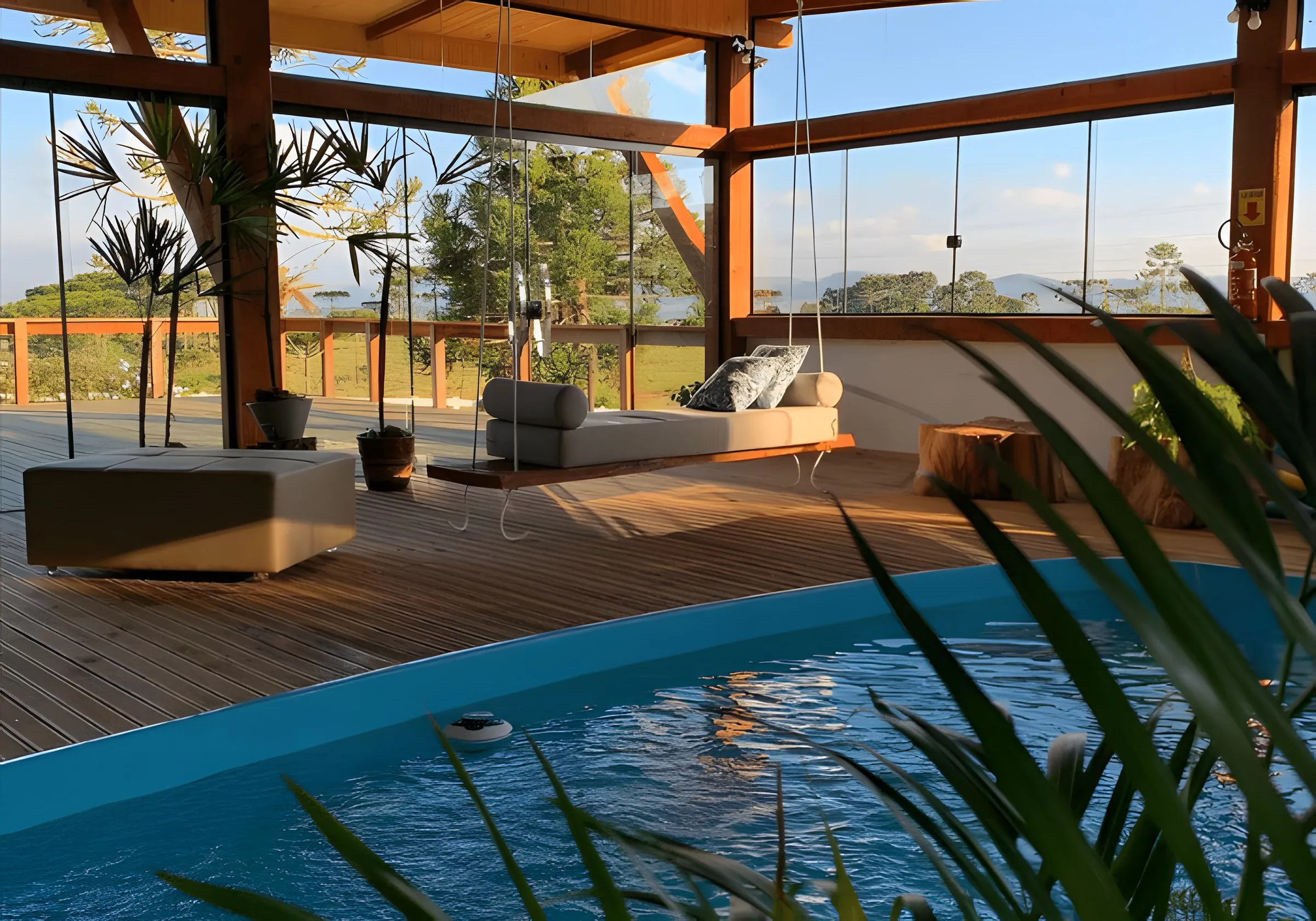 Piscina aquecida coberta com vista para a mata