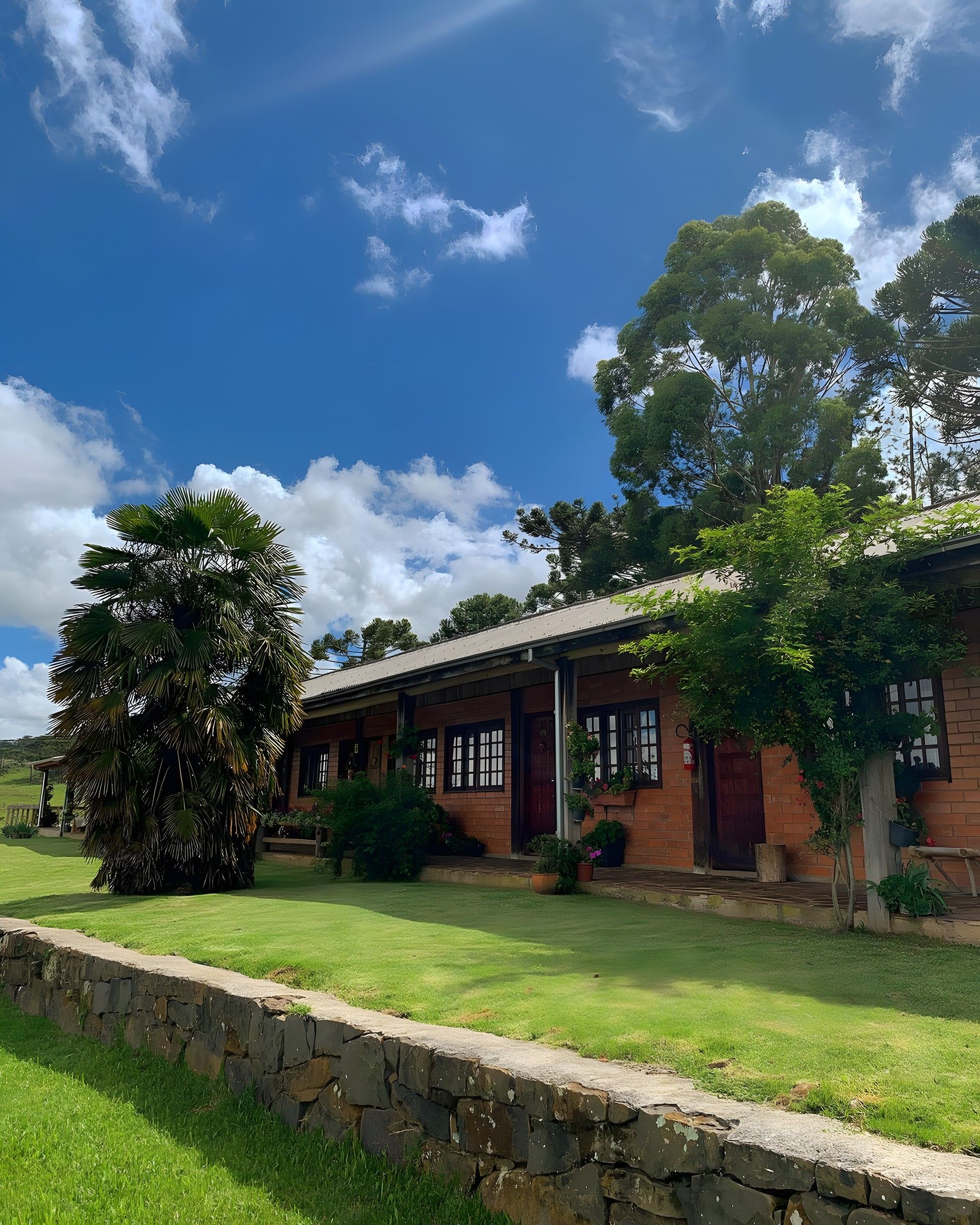 Construção da Fazenda Santa Rita cercada de jardim